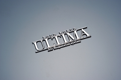 BOLD WORLD Ultima emblem 135×42(mm)
